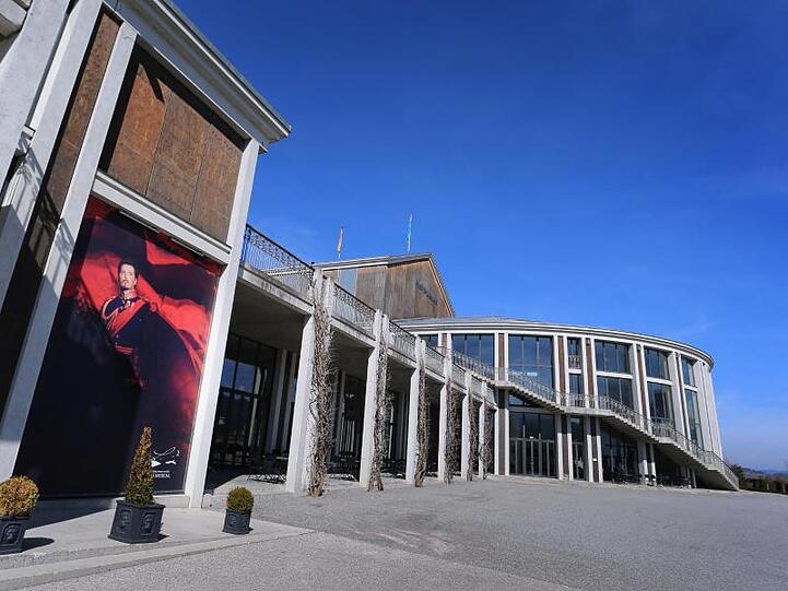Die Außenansicht des Festspielhauses in Füssen. Foto: Karl-Josef Hildenbrand/dpa