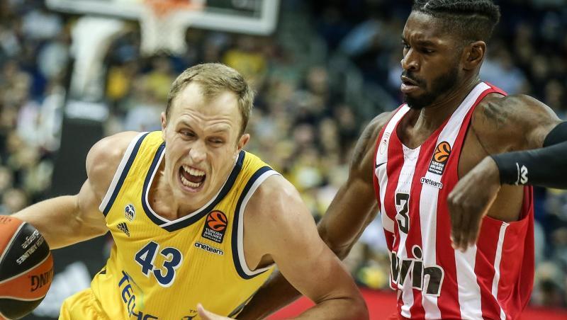 Albas Luke Sikma (l) kämpft sich durch die Abwehr von Olympiakos Piräus. Albas Luke Sikma (l) kämpft sich durch die Abwehr von Olympiakos Piräus.