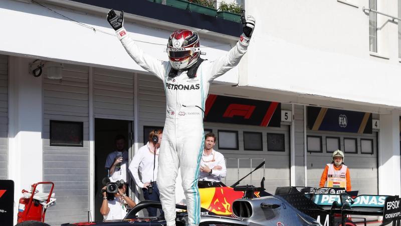 Obenauf: Mercedes-Pilot Lewis Hamilton feiert seinen Sieg in Budapest. Obenauf: Mercedes-Pilot Lewis Hamilton feiert seinen Sieg in Budapest.