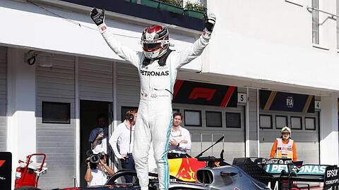 Obenauf: Mercedes-Pilot Lewis Hamilton feiert seinen Sieg in Budapest.