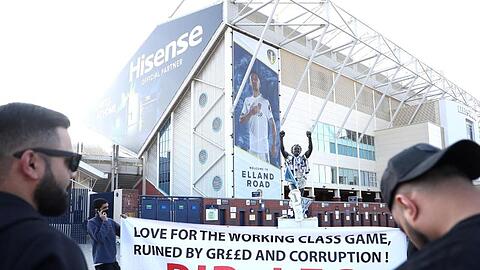 Fans protestierten vor dem Spiel von Leeds United gegen den FC Liverpool gegen die geplante Super League.