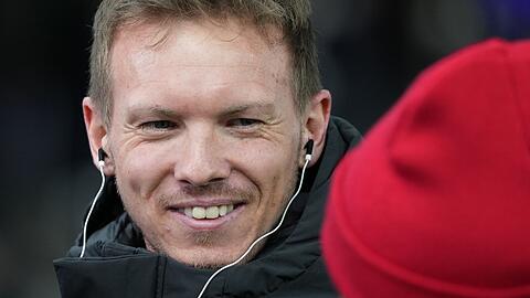 Bayern-Trainer Julian Nagelsmann hatte nach dem Sieg in Berlin gute Laune.