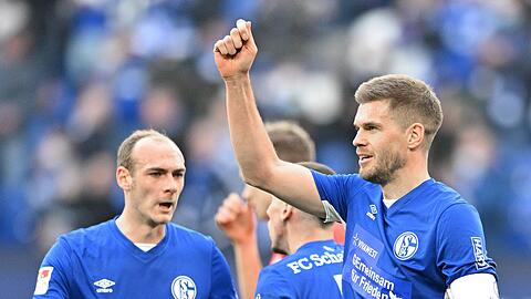 Schalkes Simon Terodde (r) traf dreifach, verlor aber mit seinem Team.