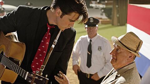 Austin Butler (links) als Elvis und Tom Hanks als dessen Manager Tom Parker.