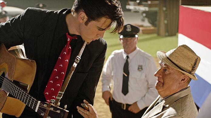 Austin Butler (links) als Elvis und Tom Hanks als dessen Manager Tom Parker.