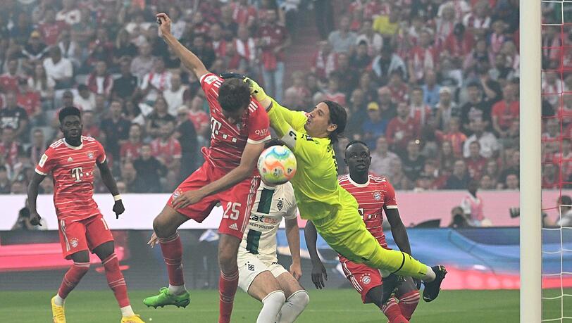 Gegen den FC Bayern oft sehr stark: Yann Sommer (r.), der von Gladbach bislang keine Freigabe bekommt.