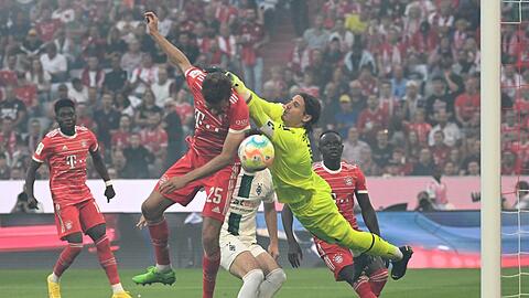 Gegen den FC Bayern oft sehr stark: Yann Sommer (r.), der von Gladbach bislang keine Freigabe bekommt.