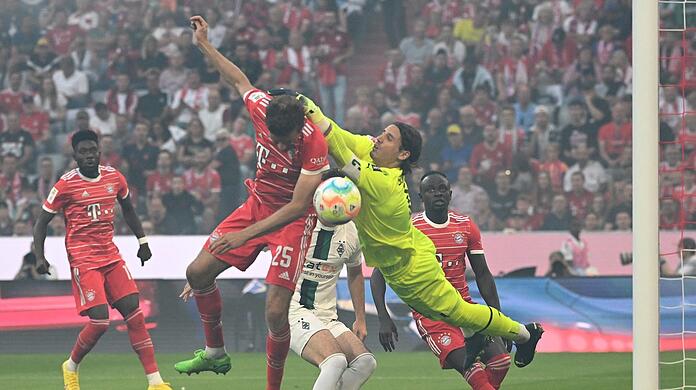 Gegen den FC Bayern oft sehr stark: Yann Sommer (r.), der von Gladbach bislang keine Freigabe bekommt.