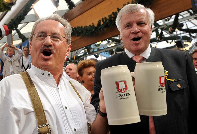 ...Bayerns Einigkeit: Kein Ministerpräsident hat sich für Albrecht Dürer so reingehängt wie Seehofer Anfang des Jahres. Bis dahin hielten die meisten Bayern Albrecht Dürer für einen ICE.

Und jetzt ging es darum, ob man einem Dürer-Bild den Transport von München nach Nürnberg zumuten kann. Den Ude hätte man da nicht fragen brauchen. Der hätte gleich gesagt: Niemals! So ein wertvolles Bild darf Bayern nicht verlassen.

Diese Streitereien gingen Seehofer an die Nieren. Er ist ja bekannt für seine Harmoniesucht. Und dann machten sich die ultimativen Kunstexperten auf, um zu schlichten. Horst Seehofer und Kunstminister Heubisch. Als Zahnarzt pflegt ja der Heubisch ein sentidentales Verhältnis zur Kunst.

Und diese beiden Herren besiegelten dann einen Kompromiss, mit dem ganz Bayern wieder befriedet wurde. Und mit dem vor allem die Nürnberger hochzufrieden sein können: Das Bild bleibt in München. Dafür steigt Fürth in die erste Liga auf.

Die Einheit Bayerns ist ein hohes Gut. Und drum drücken wir alle Bayern die Daumen. Vor allem am 19. Mai. Danke und bis nächstes Jahr.