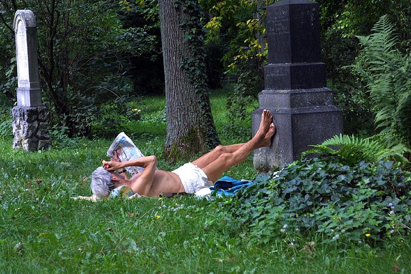 Vorbei ist's mit der ewigen Ruhe: Immer Trubel auf den Friedhöfen
