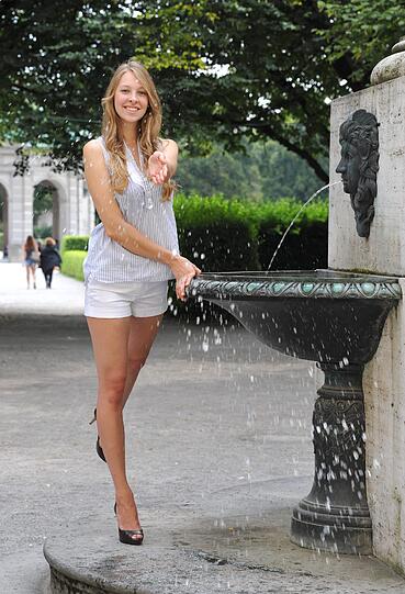 Groß, blond, freundlich und liebevoll. So beschreibt sich die 19-jährige Julie Harder selbst. Die Bilder vom AZ-Shooting