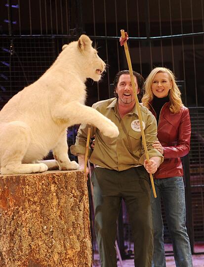 Veronica Ferres tauft Löwenmädchen "Alba" - die Bilder aus dem Circus Krone