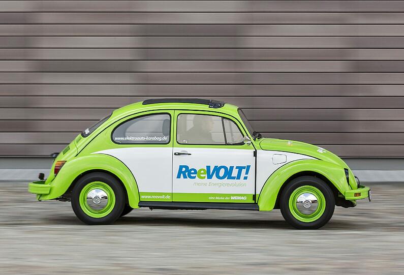 Knattert nicht: Mit einem Umrüstsatz der Hamburger Firma Karabag lassen sich auch Oldtimer wie der VW Käfer in Elektroautos verwandeln.