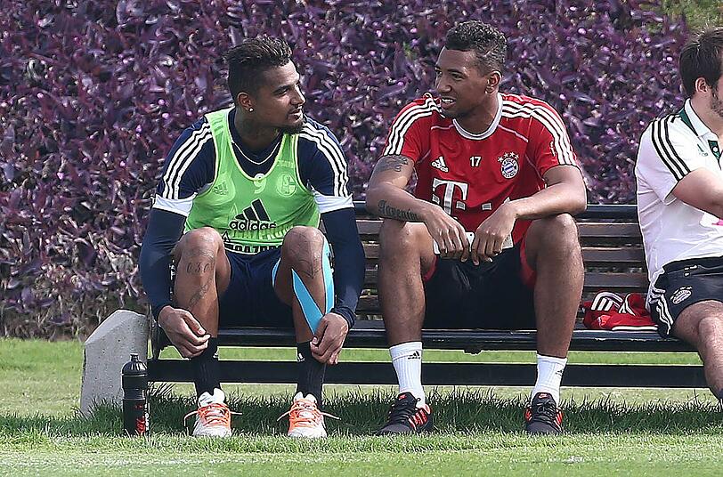 Von Bruder zu Bruder: Kevin-Prince (l.) und Jérome Boateng unterhalten sich am Rande des Schalker Trainings in Doha. Foto: firo