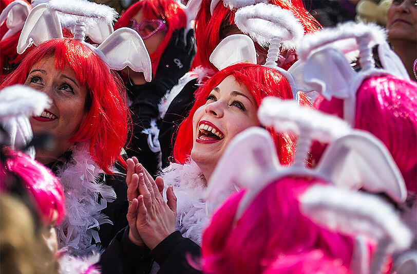 Die Karnevalszeit hat begonnen! Klicken Sie sich durch die ersten Bilder der Weiberfastnacht in Köln!