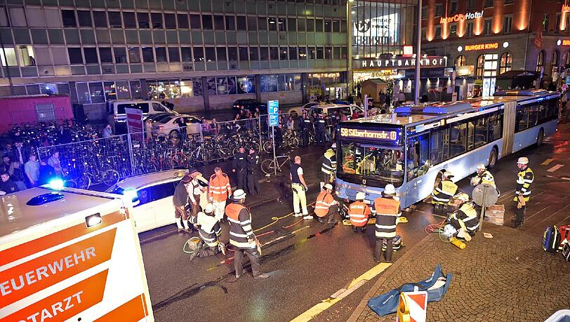 Während des Oktoberfests kommt es im Bereich des Hauptbahnhofs immer wieder zu Verkehrsunfällen mit torkelnden Wiesngängern. (Archivbild) Während des Oktoberfests kommt es im Bereich des Hauptbahnhofs immer wieder zu Verkehrsunfällen mit torkelnden Wiesngängern. (Archivbild)