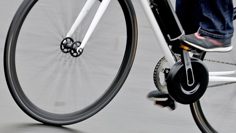 Bei der Kontrolle des Rads entdeckten die Beamten, dass der Motor den Fahrer nur bis etwa 25 km/h hätte unterstützen dürfen.(Symbolbild)
