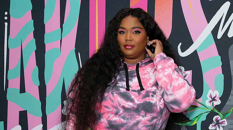 Sängerin Lizzo steht zu ihren Kurven