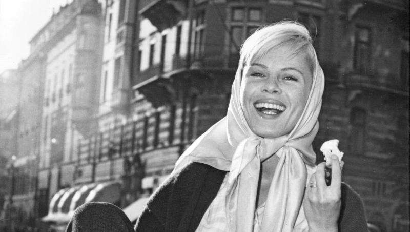 Die schwedische Schauspielerin Bibi Andersson 1964 in Stockholm. Die schwedische Schauspielerin Bibi Andersson 1964 in Stockholm.