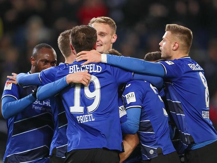 Die Bielefelder feiern den 2:0-Sieg gegen den VfL Bochum.