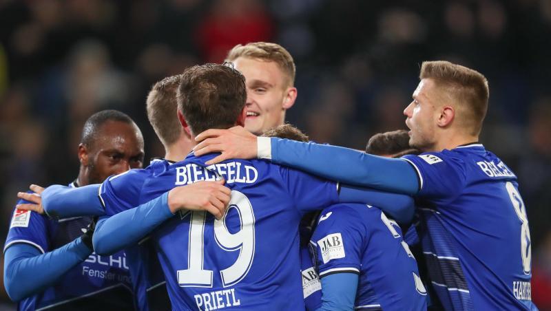 Die Bielefelder feiern den 2:0-Sieg gegen den VfL Bochum. Die Bielefelder feiern den 2:0-Sieg gegen den VfL Bochum.