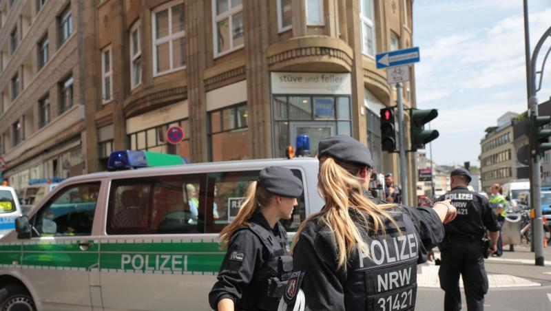 Am Donnerstagmorgen wurden auch in Köln Wohnungen mutmaßlicher Gefährder aus dem islamistischen Umfeld durchsucht. Am Donnerstagmorgen wurden auch in Köln Wohnungen mutmaßlicher Gefährder aus dem islamistischen Umfeld durchsucht.