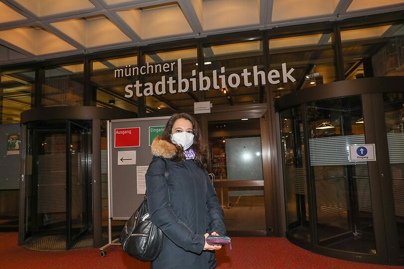 Sogar Bücher in russischer Sprache kann man vorbestellen - die holt Zemfira Yunusova (34) ab.