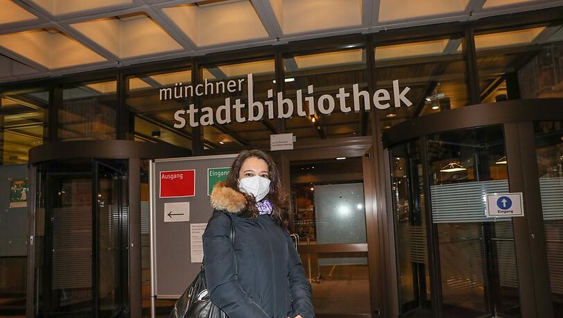 Sogar Bücher in russischer Sprache kann man vorbestellen - die holt Zemfira Yunusova (34) ab. Sogar Bücher in russischer Sprache kann man vorbestellen - die holt Zemfira Yunusova (34) ab.