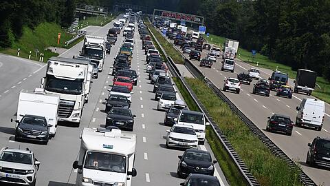 Urlauber Richtung Süden und Heimreisende in andere Bundesländer: Die bayerische Autobahnen werden am Wochenende voll.