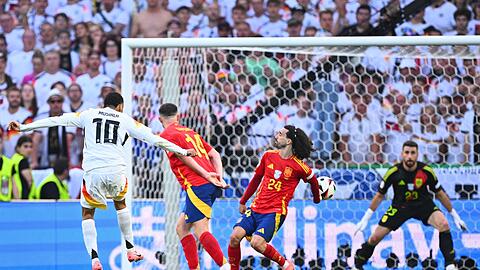 Eine Fehlentscheidung: Nach einem Bericht der UEFA-Schiedsrichterkommission hätte es für dieses Handspiel im EM-Viertelfinale Elfmeter für Deutschland geben müssen.