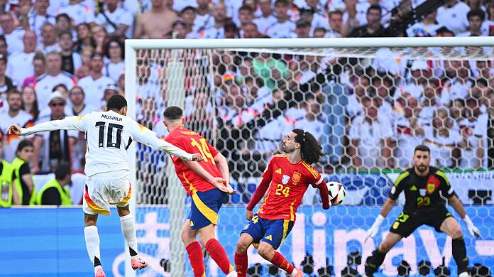 Eine Fehlentscheidung: Nach einem Bericht der UEFA-Schiedsrichterkommission hätte es für dieses Handspiel im EM-Viertelfinale Elfmeter für Deutschland geben müssen.