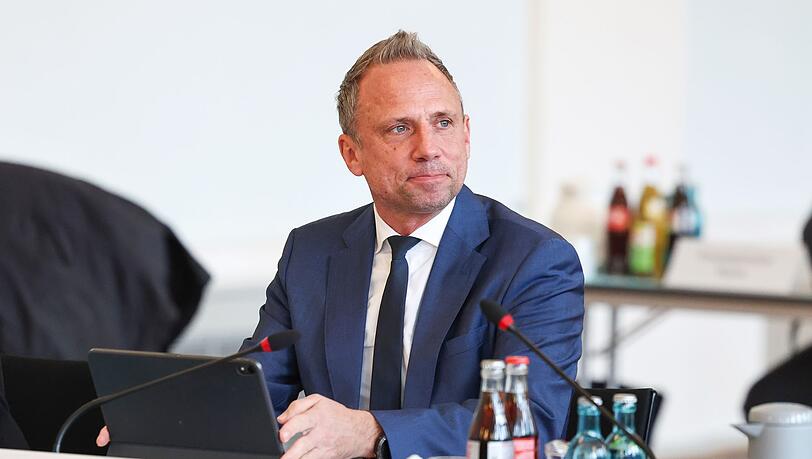 Umweltminister Thorsten Glauber (Freie Wähler) sieht den Hochwasserschutz in Bayern künftig besser aufgestellt. Umweltminister Thorsten Glauber (Freie Wähler) sieht den Hochwasserschutz in Bayern künftig besser aufgestellt.