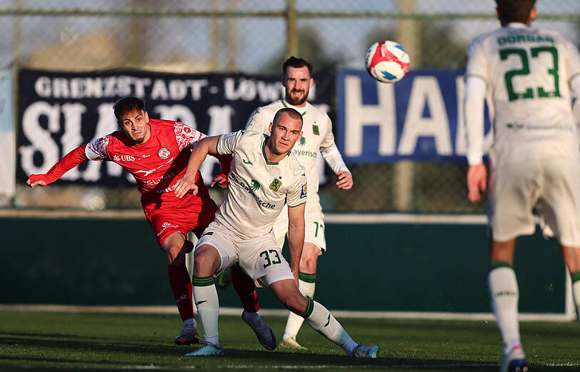 Innenverteidiger mit Potenzial: Lasse Fassmann (vorn) beim 1860-Testspiel in Belek gegen den FC Winterthur.