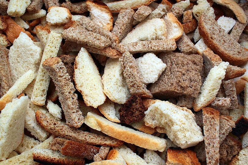 Ein Fall f&uuml;r die M&uuml;lltonne ist altes Brot, wenn es angeschimmelt ist. Es n&uuml;tzt dann auch nichts, nur das sichtbar befallene St&uuml;ck abzuschneiden. Das komplette Brot ist dann ungenie&szlig;bar. Ist es allerdings nur hart geworden, taugt es vielleicht nicht mehr als Butterbrot, aber sicherlich noch als Zutat f&uuml;r andere Gerichte.