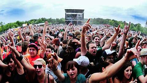 Das Wetter stimmt, der Sound auch &ndash; das Publikum flippt aus. Hier eine Szene vom Sonnenrot-Festival, das heuer am 16. und 17. Juli in Eching stattfindet.
