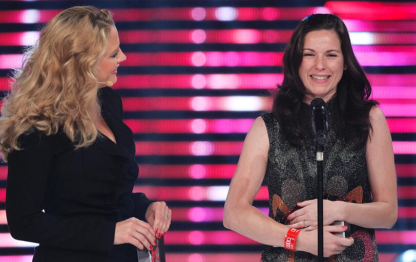 Barbara Schöneberger und Alina Schürfeld bei der Preisübergabe.