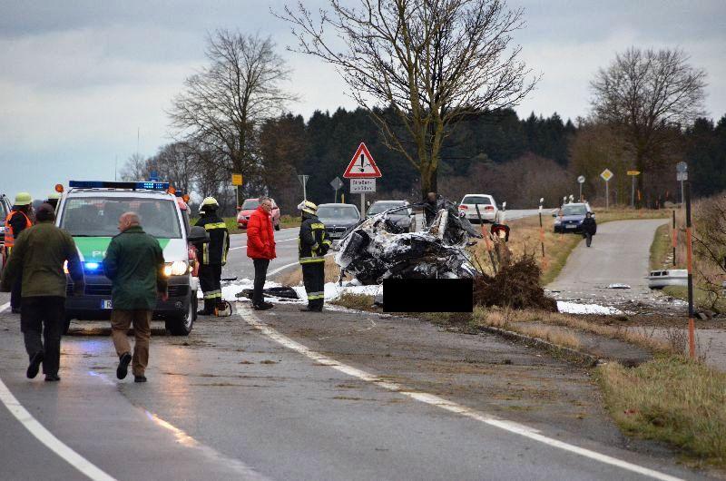 Horror-Unfall am Tag von Heiligabend: Ein Auto ist auf der B12 gegen einen Baum geschleudert. Der Insasse verbrannte im Wrack.