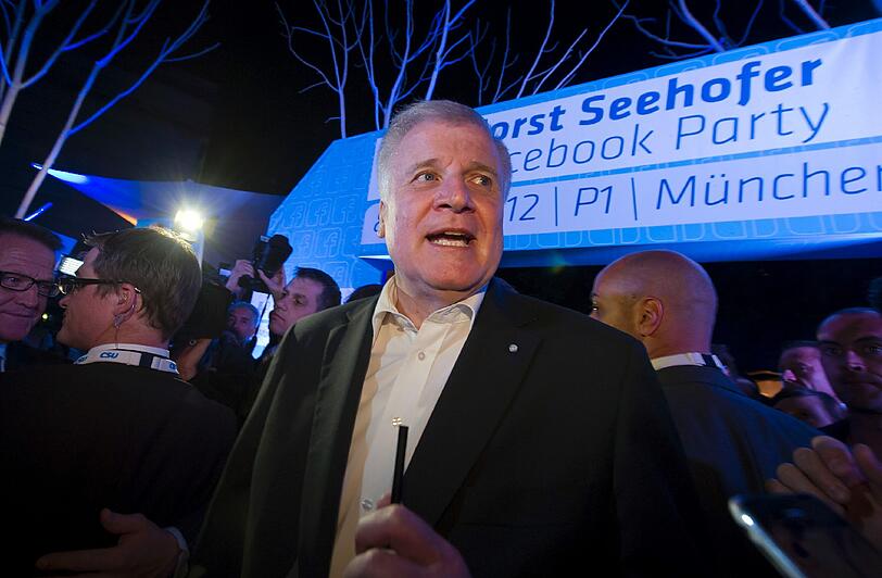 Seehofers Facebook-Party kann man getrost als gefloppt bezeichnen. Statt 2500 geladenen Gästen erschienen gerade mal 500. Böse Zungen behaupten, davon waren 150 Journalisten dabei. Die Bilder vom Event im Münchner P1