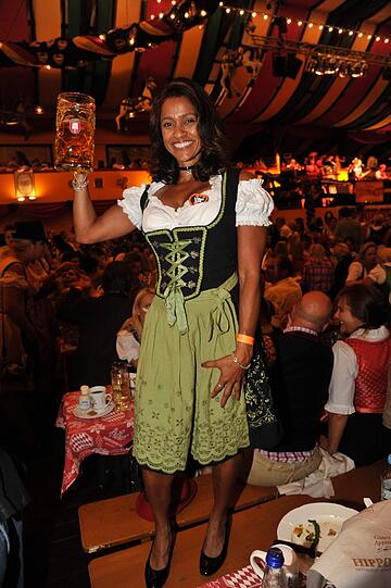 Fitness-Star Ramona Braganz macht auch im Dirndl eine gute Figur.