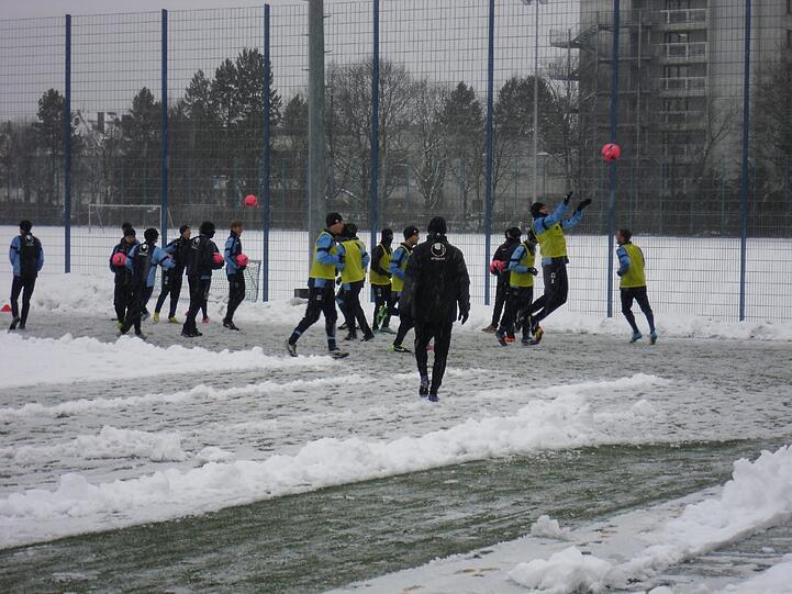 Hart , härter, Alexander Schmidt. Der Trainer des TSV 1860 schickte seine Jungs am Montagvormittag trotz klirrender Kälte, Schneeregen und schneebedeckten Trainingsplätzen raus zum Anschwitzen. Am Abend spielen die Löwen gegen den 1. FC Kaiserslautern. Die Bilder vom Matsch-Training