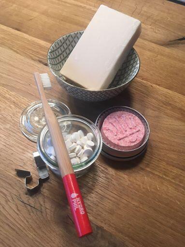 Funktioniert genauso: Bambus-Zahnbürste, Seifen und Zahnputztabletten als Plastik-Ersatz.