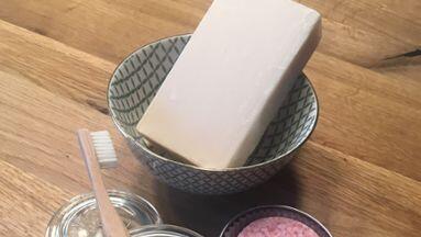 Funktioniert genauso: Bambus-Zahnbürste, Seifen und Zahnputztabletten als Plastik-Ersatz. Funktioniert genauso: Bambus-Zahnbürste, Seifen und Zahnputztabletten als Plastik-Ersatz.