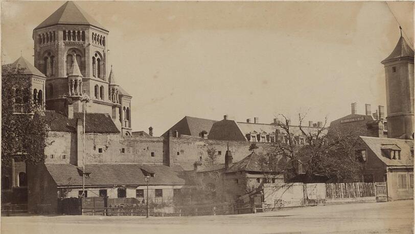 1888: Blick über den Lenbachplatz, früher Dultplatz, zu Stadtgraben und Stadtmauer mit Synagoge. Rechts d. Turm des Herzog-Max-Brunnhauses.