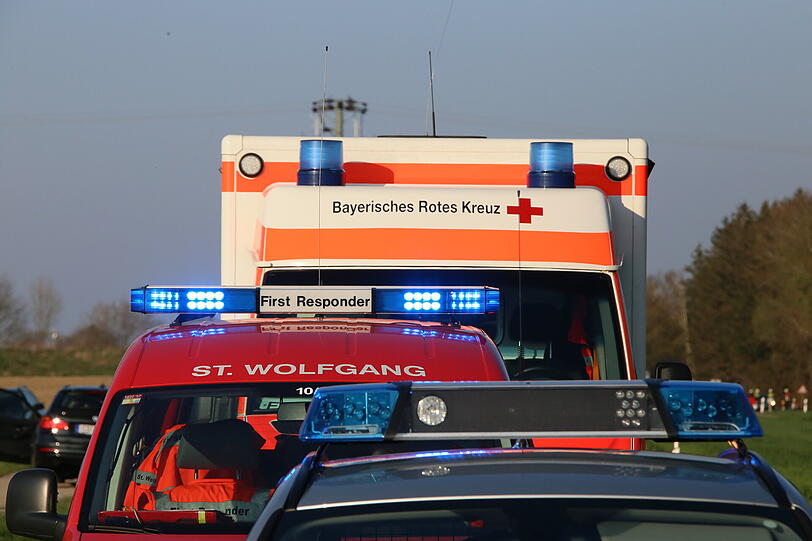 Der BMW versuchte während des Abbiegevorgangs des Traktors zu überholen - es kam zum Zusammenstoß. Beide Fahrzeuge wurden schwer beschädigt.