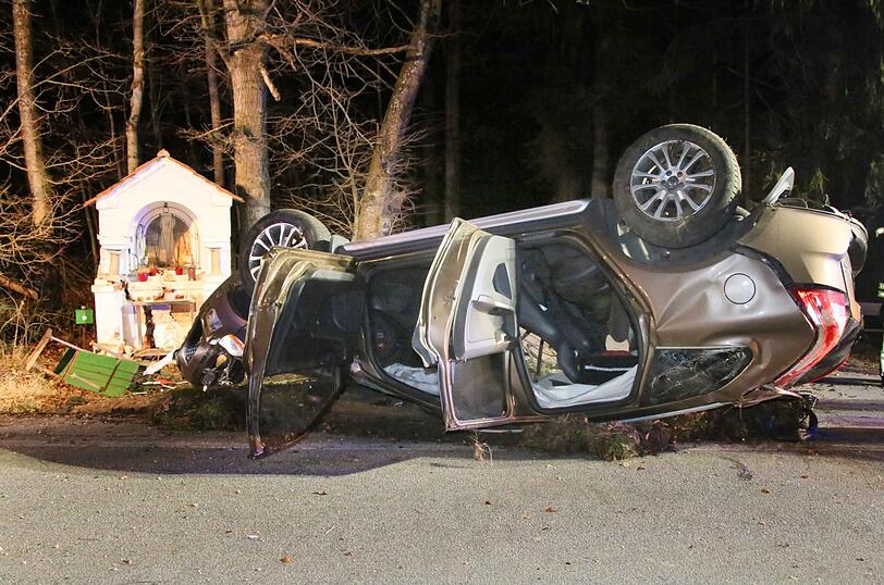 Der demolierte Volvo an der Unfallstelle. Der 21-Jährige starb noch im Wrack.