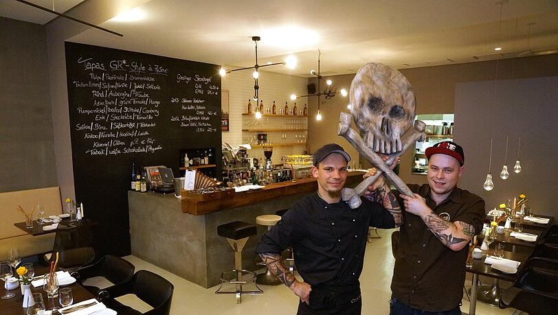 Sie wissen, was sie tun: v. li. Küchenchef Bernd Arold und Restaurantleiter Benjamin Stadler im Gesellschaftsraum. Sie wissen, was sie tun: v. li. Küchenchef Bernd Arold und Restaurantleiter Benjamin Stadler im Gesellschaftsraum.