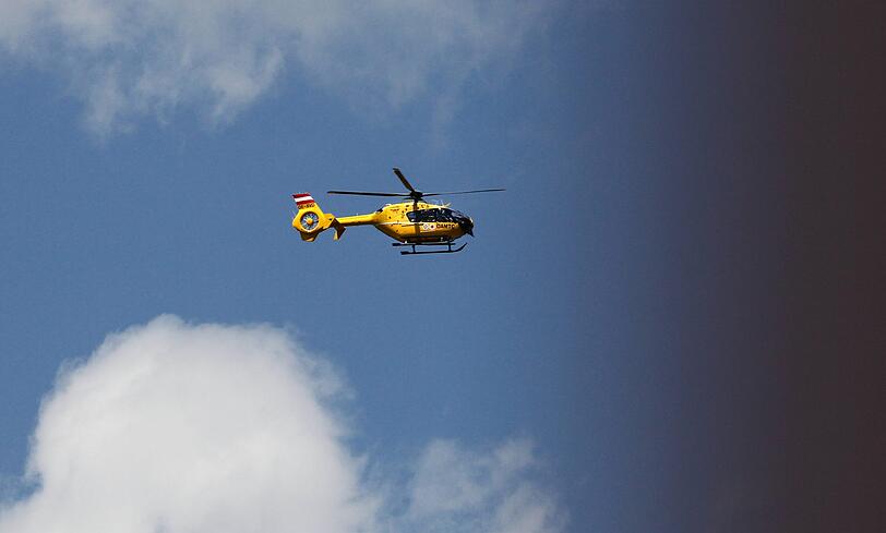 Der Mann musste mit einem Hubschrauber in eine Klinik gebracht werden. (Symbolbild)