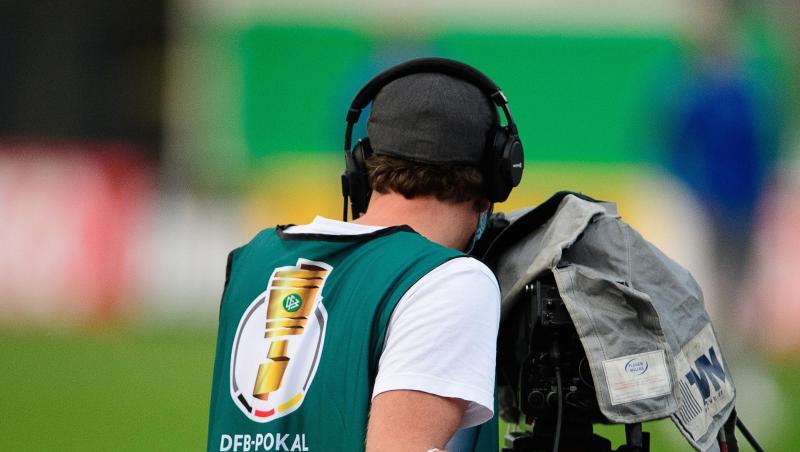 Ein Kameramann während eines Erstrundenspiels im DFB-Pokal.