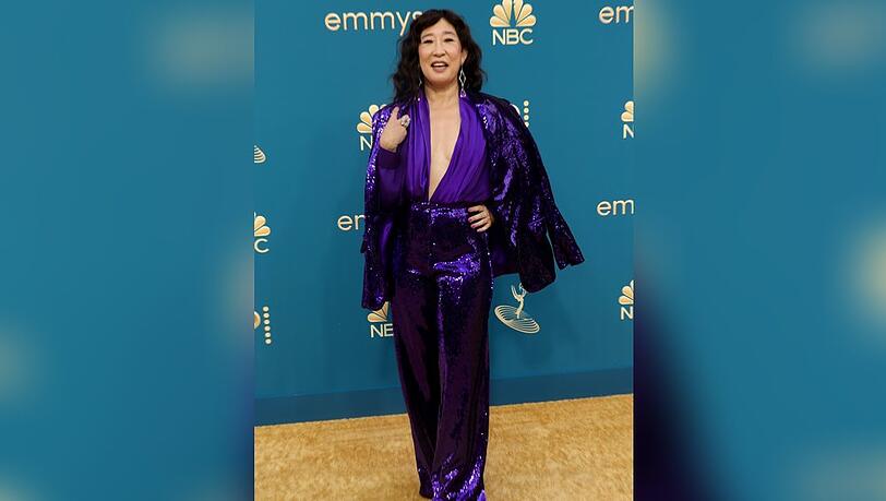 Sandra Oh in ihrem lila Hosenanzug bei den Emmys.