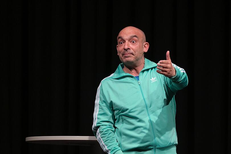Der Kabarettist Django Asül bei einem Auftritt.